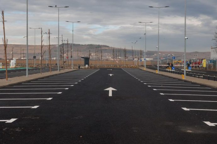 Șoferii care parchează la intrarea în Cluj-Napoca au transport public gratuit. Primăria a deschis o parcare cu 800 de locuri