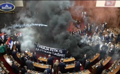 Incident cu torțe și fumigene în Parlamentul Serbiei (video)