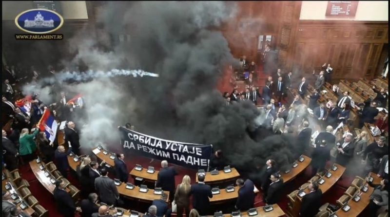 Incident cu torțe și fumigene în Parlamentul Serbiei (video)