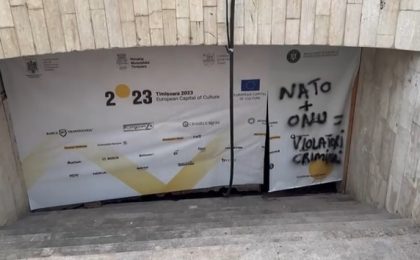 Bannere abandonate și focar de infecție în pasajul de la Opera timişoreană. Capitala Culturală a încremenit în faza de deschidere (video)