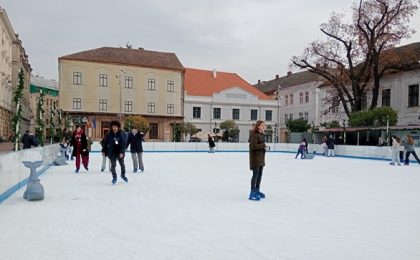 S-a deschis patinoarul din Piața Libertății