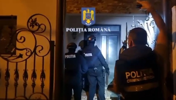 Percheziții în vestul țării, șapte persoane au fost duse la audieri