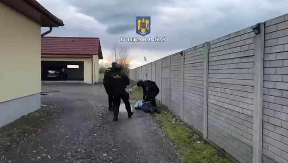Video! Percheziţii de amploare în vestul ţării! Poliţiştii au găsit arme letale, dispozitive de termoviziune, mii de cartușe, cuţite, macete şi lunete 1 Video! Percheziţii de amploare în vestul ţării! Poliţiştii au găsit arme letale, dispozitive de termoviziune, mii de cartușe, cuţite, macete şi lunete