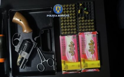 Percheziții în Timiș: doi minori au fost reținuți pentru furt. Polițiștii au găsit arme și țigări de contrabandă la domiciliile lor