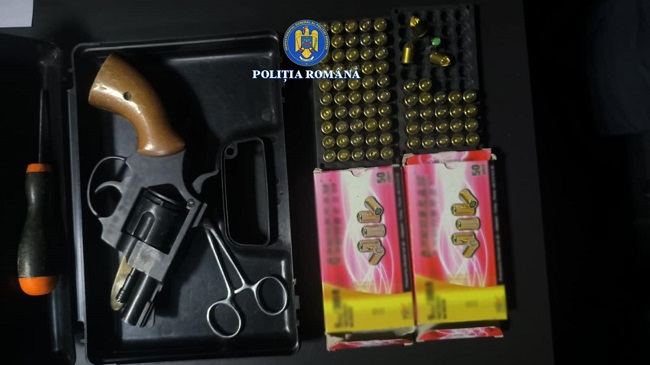 Percheziții în Timiș: doi minori au fost reținuți pentru furt. Polițiștii au găsit arme și țigări de contrabandă la domiciliile lor