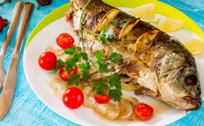 De ce peștele nu trebuie să lipsească de pe masa de Revelion? Alte tradiții la care țin românii în noaptea dintre ani