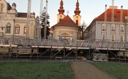 Scena evenimentului „Timișoara 2023 la nesfârșit” a fost deja montată în Piața Unirii