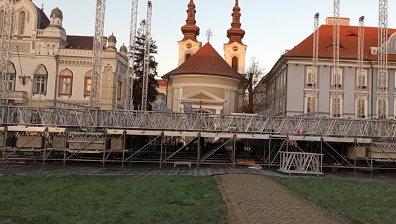 Scena evenimentului „Timișoara 2023 la nesfârșit” a fost deja montată în Piața Unirii