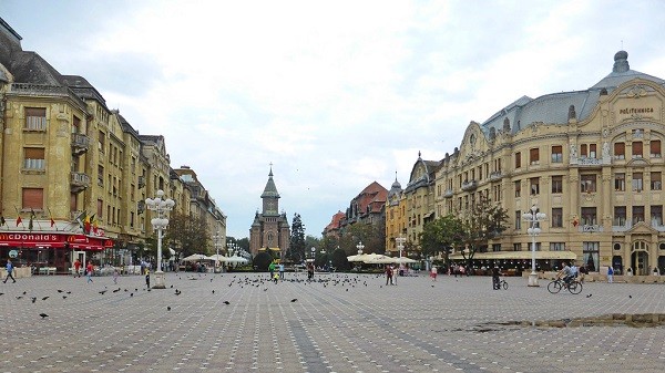 Timișorenii, invitați la un moment de reculegere în Piața Victoriei pentru a comemora un an de la declanșarea războiului împotriva Ucrainei