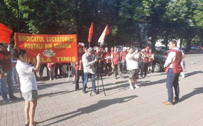 Poștașii au ieșit în stradă. Protest în fața Prefecturii Timiș (video)