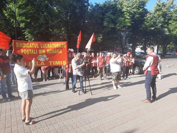 Poștașii au ieșit în stradă. Protest în fața Prefecturii Timiș (video)