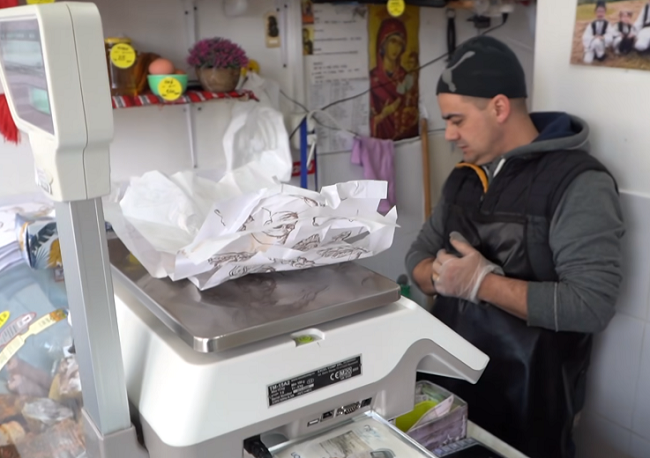 Piedone, milioane de vizualizări cu hârtia de ambalat mezeluri care ”fură la cântar românii”, pe Facebook (video)