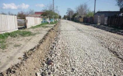 În mai multe localități din Timiș se pietruiesc străzile nemodernizate