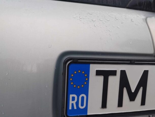Cresc tarifele pentru plăcuțele de înmatriculare
