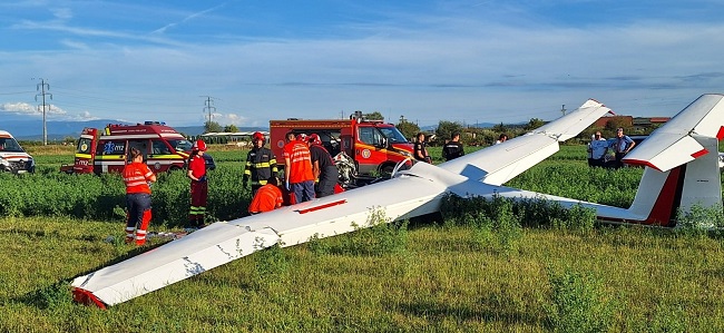 Un planor a aterizat forțat lângă Gara Deva. Pilotul de 21 de ani a fost rănit