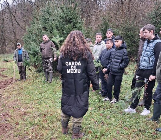 Elevi din Timiș, implicați într-o acțiune de plantare de puieți