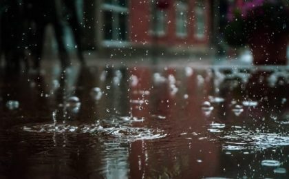 Străzile din Nădlac, inundate după o ploaie torențială de două ore. Apa a avut 30 de centimetri pe străzi și a intrat în gospodării și în câteva locuințe