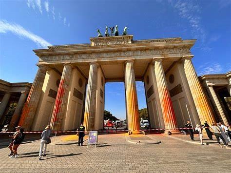 Poarta Brandenburg din Berlin, vopsită cu spray de activiștii pentru climă