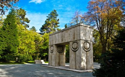 Ansamblul monumental „Calea Eroilor” realizat de Constantin Brâncuşi la Târgu Jiu şi Frontierele Imperiului Roman – Dacia au primit acceptul pentru a fi incluse în Lista Patrimoniului Mondial UNESCO