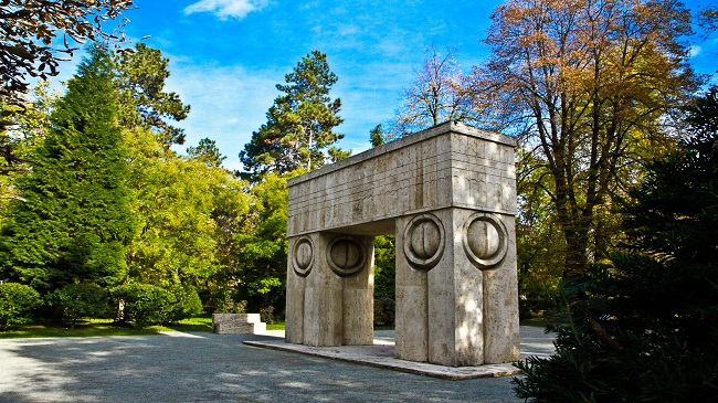 Ansamblul monumental „Calea Eroilor” realizat de Constantin Brâncuşi la Târgu Jiu şi Frontierele Imperiului Roman – Dacia au primit acceptul pentru a fi incluse în Lista Patrimoniului Mondial UNESCO
