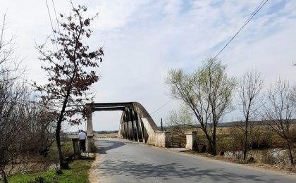 Pericol! Se cere montarea unor limitatoare de înălțime și gabarit pe podul care face legătura între Remetea Mare și Bucovăț