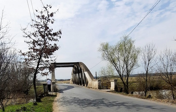 Pericol! Se cere montarea unor limitatoare de înălțime și gabarit pe podul care face legătura între Remetea Mare și Bucovăț