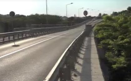 Un adolescent a căzut cu bicicleta de pe un pod și a murit pe loc. Incidentul șocant s-a petrecut în vestul țării