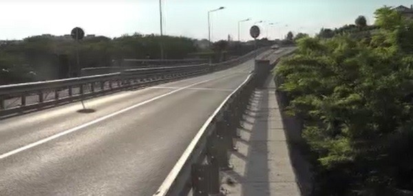 Un adolescent a căzut cu bicicleta de pe un pod și a murit pe loc. Incidentul șocant s-a petrecut în vestul țării