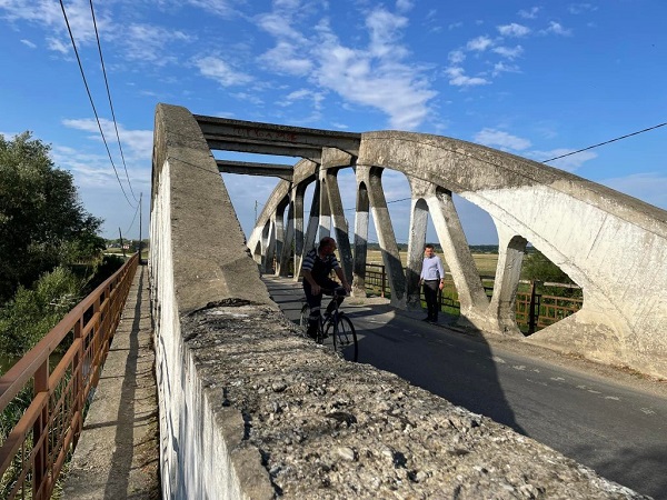 Pod nou peste Bega, la Remetea Mare Actualul pod peste râul Bega, din Remetea Mare, are peste 100 de ani vechime, iar structura sa este foarte deteriorată. În 2022, autoritățile au luat măsura restricționării traficului greu peste pod, pentru că nu mai prezintă siguranță structurală. Acum, CJ Timiș a hotărât să îl dărâme și să contruiască unul nou. Trebuie spus că podul deservește zilnic, conform estimărilor, peste 20.000 de șoferi, reprezentând locuitori ai comunelor Remetea Mare, Bucovăț și Mosnița Veche. Acestora li se adaugă încă câteva mii, timișoreni dar și șoferi din alte județe, care tranzitează pe această rută alternativă, spre zona de sud a Timișoarei și nu numai. Astfel, Consiliul Județean Timiș a lansat licitația pentru documentațiile necesare proiectului pentru un „Pod pe DJ 609F km 0+184, la Remetea Mare, amenajare drum și intersecție cu DN 6 – jud. Timiș”. Conform anunțului postat în Sistemul Electronic de Achiziții Publice, noul obiectiv de infrastructură va avea carosabilul de cel puțin 8 metri lățime, piste de biciclete și trotuare de 1,5 m. De asemenea, va fi reamenajat și drumul de aproximativ 200 de metri, care leagă podul de intersecția cu DN6. Valoarea contractului pentru realizarea documentațiilor se ridică la aproximativ 70.000 de euro. Firmele interesate pot depune ofertele până la data de 18 iulie 2023.