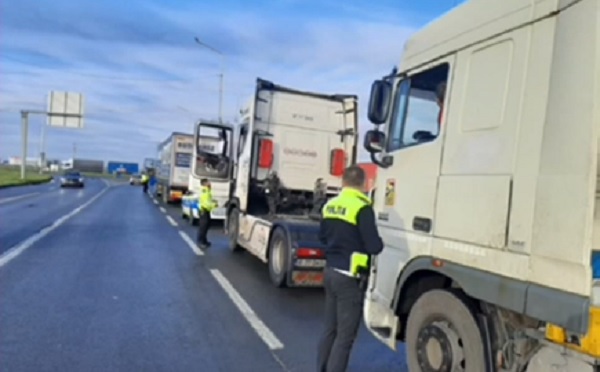 Poliţiştii de la Brigada Autostrăzi au făcut prăpăd în rândul şoferilor iresponsabili (video)