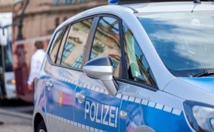 Un câine polițist, mușcat de un bărbat / S-a întâmplat în Germania, în timpul unei intervenții asupra unui grup de tineri agresivi