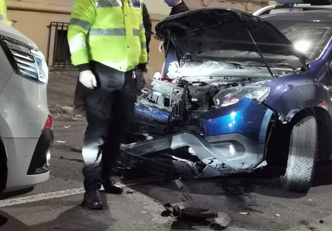 Arad: Un om al străzii a plecat în trombă cu o mașină a Poliției Locale cu girofarul pornit