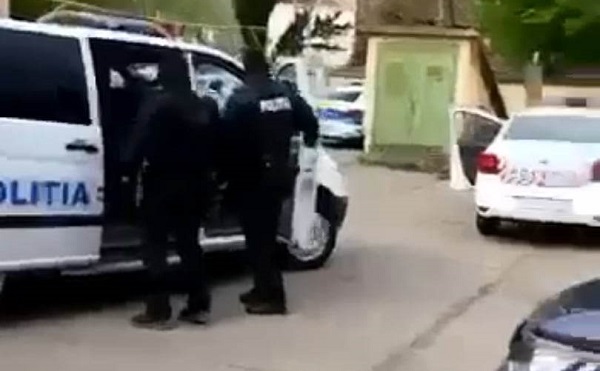 Suspect de uciderea unei femei, prins de poliţişti. Video