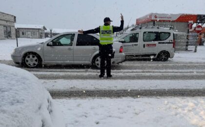 Se circulă în condiții de iarnă pe majoritatea drumurilor din vestul țării (video)
