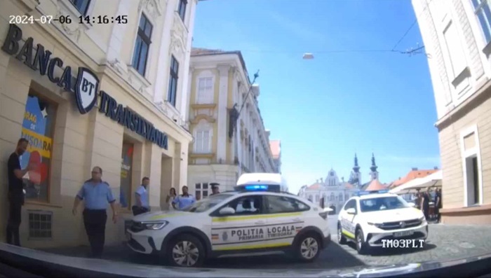 Polițist local lovit cu mașina în centrul Timișoarei. Video 1 Polițist local lovit cu mașina în centrul Timișoarei. Video
