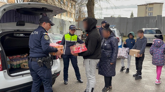 Polițiștii hunedoreni, alături de familiile nevoiaşe
