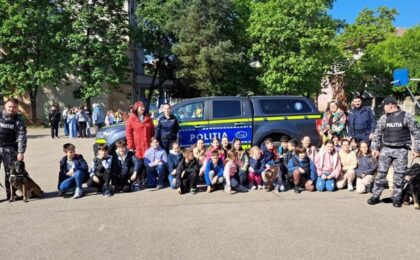 Polițiști și câini de intervenție au descins la o școală din Timișoara