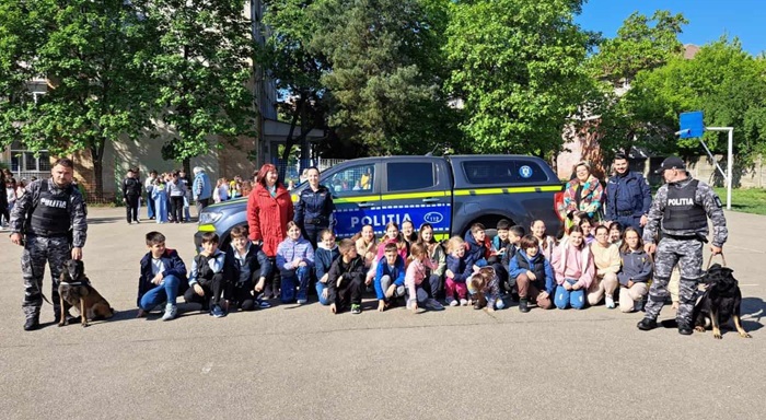 Polițiști și câini de intervenție au descins la o școală din Timișoara