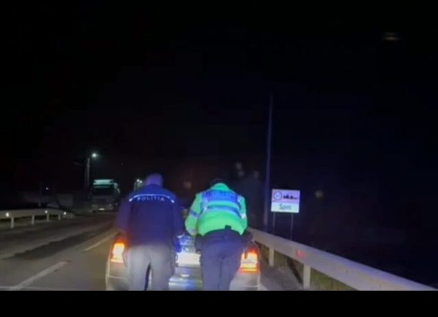 Doi poliţişti au împins maşina unui şofer aflat în dificultate