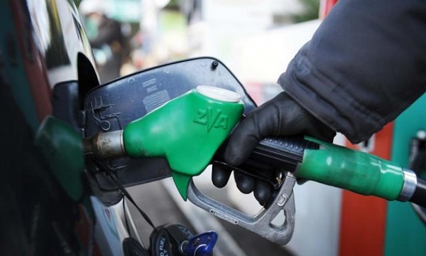 Guvernul renunţă oficial la compensarea carburanţilor
