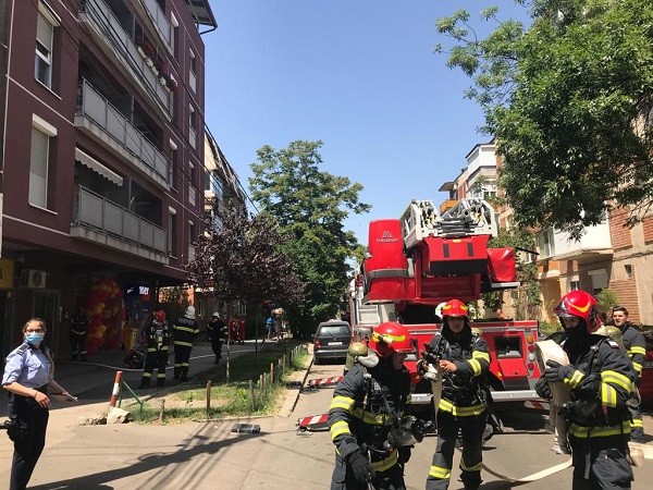 Incendiu la mansarda unui bloc de locuințe din Timișoara. 29 de persoane evacuate. Care a fost cauza