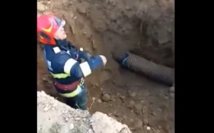 Oameni cu suflet mare! Cățelușa Luminița, captivă de peste 24 de ore într-o conductă îngustă, a fost salvată de pompieri (video)