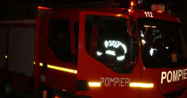 O persoană a murit și alta a ajuns la spital în urma unui incendiu izbucnit într-o casă din vestul țării