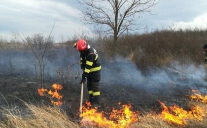Weekend de foc. Sute de hectare de vegetație uscată, incendiate. Mesajul pompierilor