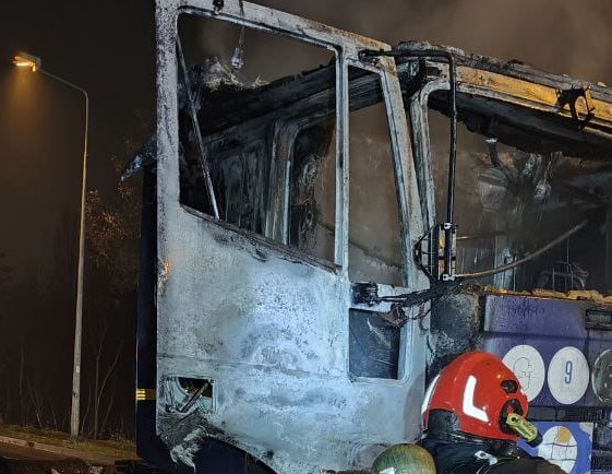 Incendiu pe Calea Aradului. Ce au descoperit pompierii 1 Incendiu pe Calea Aradului. Ce au descoperit pompierii