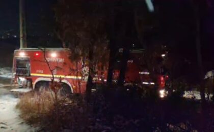 Incendiu în noaptea dintre ani. A ars acoperișul unei case, pompierii au luptat cu flăcările două ore și jumătate