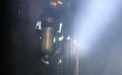 Un bărbat de 65 de ani a murit carbonizat într-un incendiu care i-a cuprins locuinţa