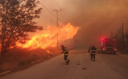 Un incendiu de vegetație face ravagii în apropiere de Atena: case și un spital, evacuate. Pompieri români intervin (VIDEO)