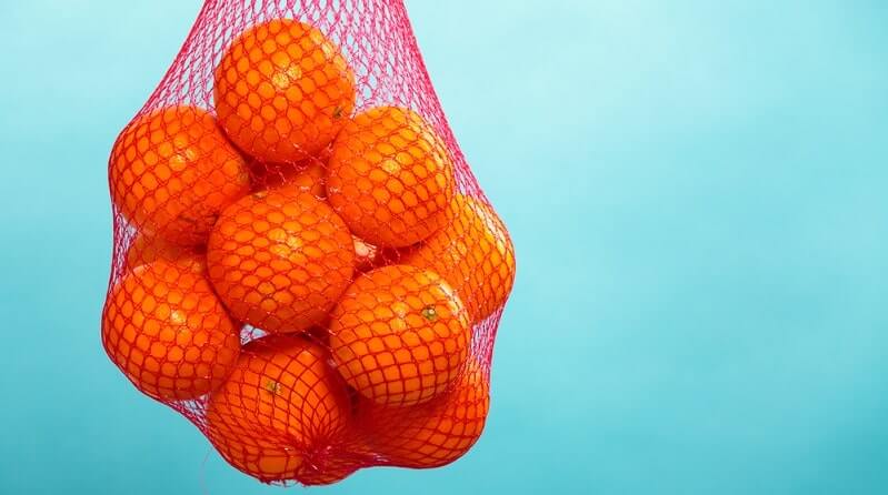 Motivul surprinzător pentru care portocalele se vând numai în plase roșii
