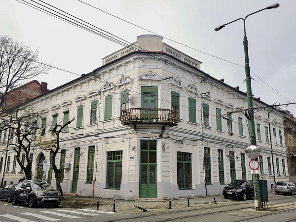 Tâmplăria unui imobil istoric din Timișoara, restaurată cu fonduri nerambursabile din partea Institutului Național al Patrimoniului prin Timbrul Monumentelor Istorice (TMI).